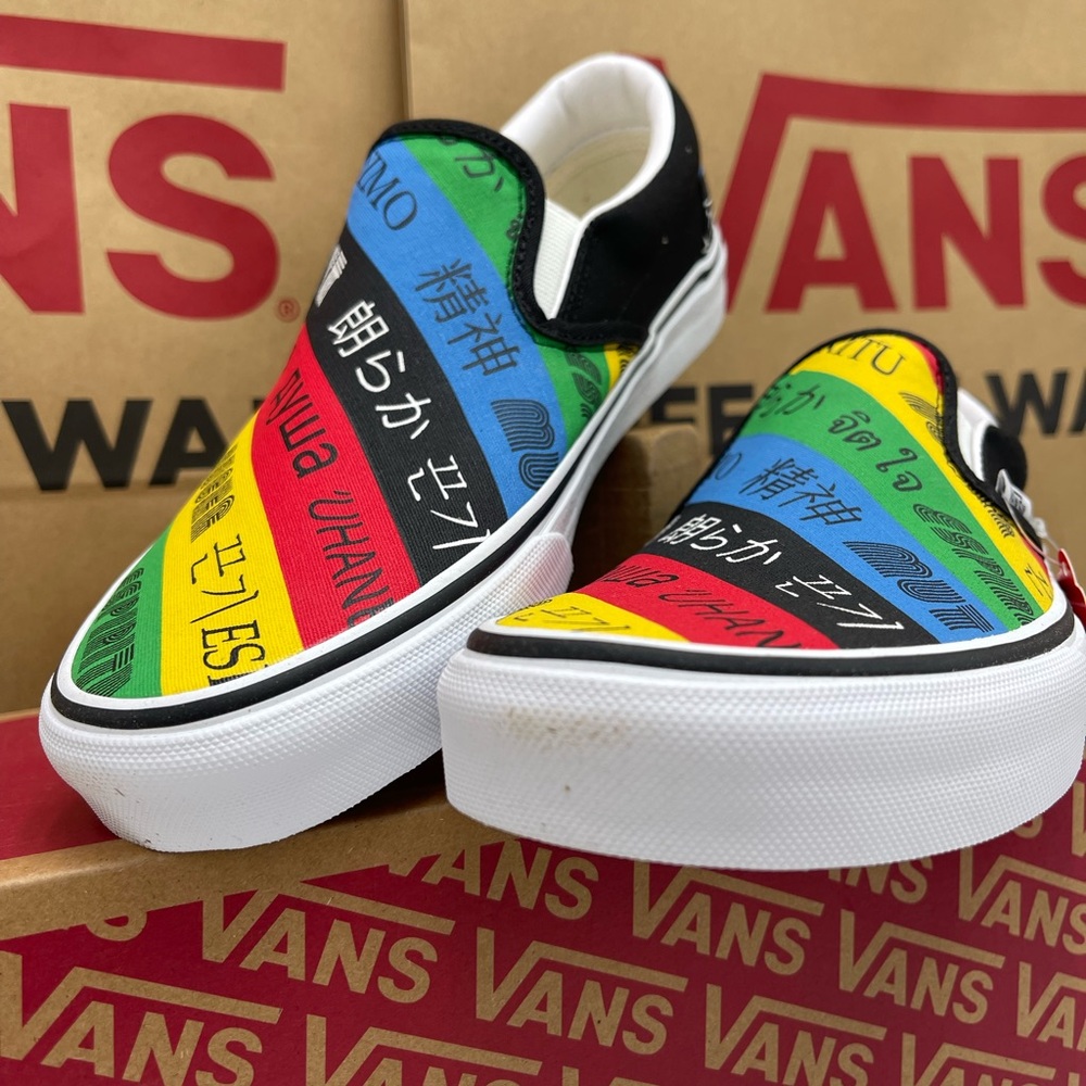 Vans WMNS Classic Slip-On (Vans
Spirit)Multi/True White Sneakers
VN0A4U38WK2 - Picture 5 of 16